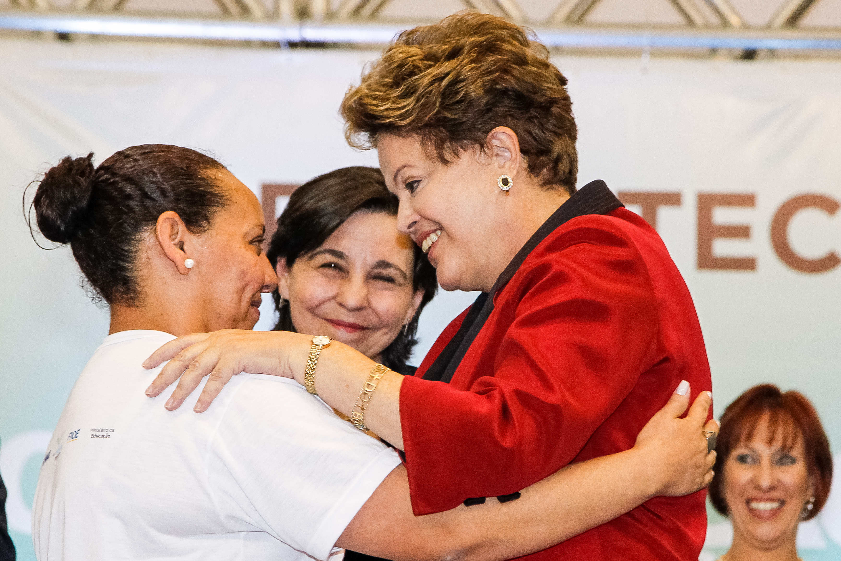 Presidenta Dilma Rousseff posa para fotos com a formanda Sarah Izabele Perez da Cruz, durante a cerimônia de Formatura de 1.700 Alunos do PRONATEC Brasil sem miséria. Campinas - SP, 29/08/2013