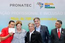 Presidenta Dilma Rousseff posa para foto com aluno Daniel Santos Galo que teve sua carteira assinada, durante Cerimônia de formatura de 2.530 alunos do Programa Nacional de Acesso ao Ensino Técnico e Emprego (PRONATEC-Brasil Sem Miséria). Uberlândia - MG, 13/09/2013