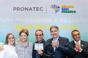 Presidenta Dilma Rousseff posa para foto com a aluna Irlene dos Reis Carvalho que teve sua carteira assinada, durante Cerimônia de formatura de 2.530 alunos do Programa Nacional de Acesso ao Ensino Técnico e Emprego (PRONATEC-Brasil Sem Miséria). Uberlândia - MG, 13/09/2013
