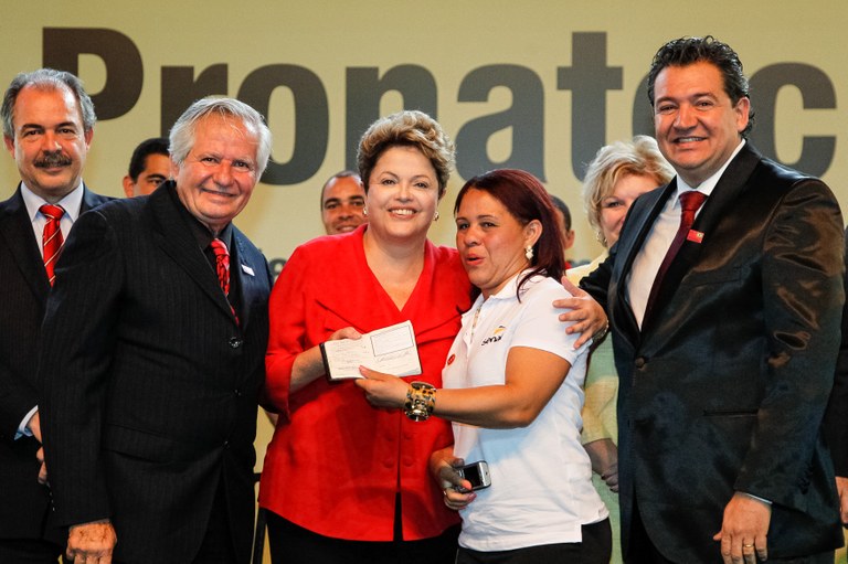 Presidenta Dilma Rousseff posa para foto com a formanda do curso de balconista de farmácia do SENAC, que mostra sua carteira de trabalho assinada, durante Cerimônia de Formatura de 2583 Alunos do Programa Nacional de Acesso ao Ensino Técnico e Emprego (PRONATEC). Belo Horizonte - MG, 27/08/2013