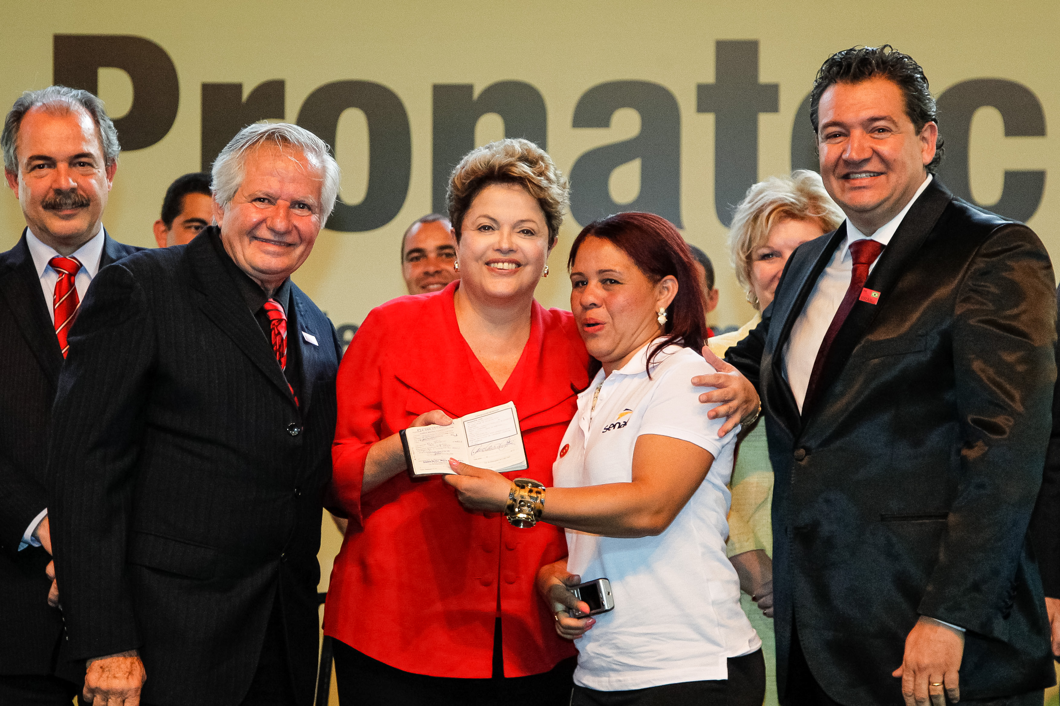 Presidenta Dilma Rousseff posa para foto com a formanda do curso de balconista de farmácia do SENAC, que mostra sua carteira de trabalho assinada, durante Cerimônia de Formatura de 2583 Alunos do Programa Nacional de Acesso ao Ensino Técnico e Emprego (PRONATEC). Belo Horizonte - MG, 27/08/2013