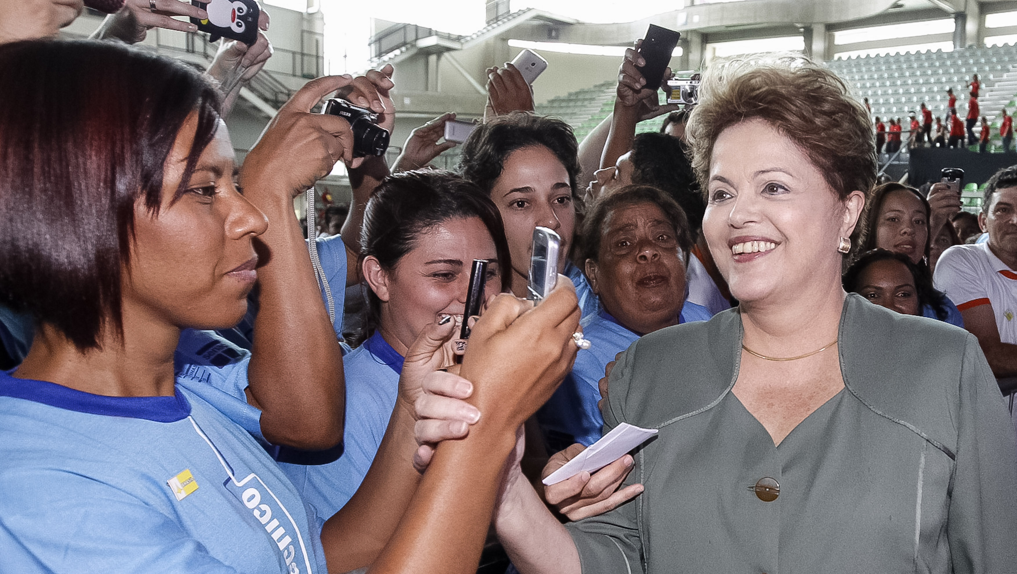Presidenta Dilma Rousseff durante entrega de diploma e de cartão de identificação. Belo Horizonte - MG, 23/10/2013