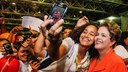 Presidenta Dilma Rousseff cumprimenta e posa para fotos com formandos por ocasião da cerimônia de formatura de alunos do Pronatec. Olinda-PE, 13/06/2014