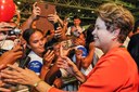  Presidenta Dilma Rousseff cumprimenta e posa para fotos com formandos por ocasião da cerimônia de formatura de alunos do Pronatec. Olinda-PE, 13/06/2014  