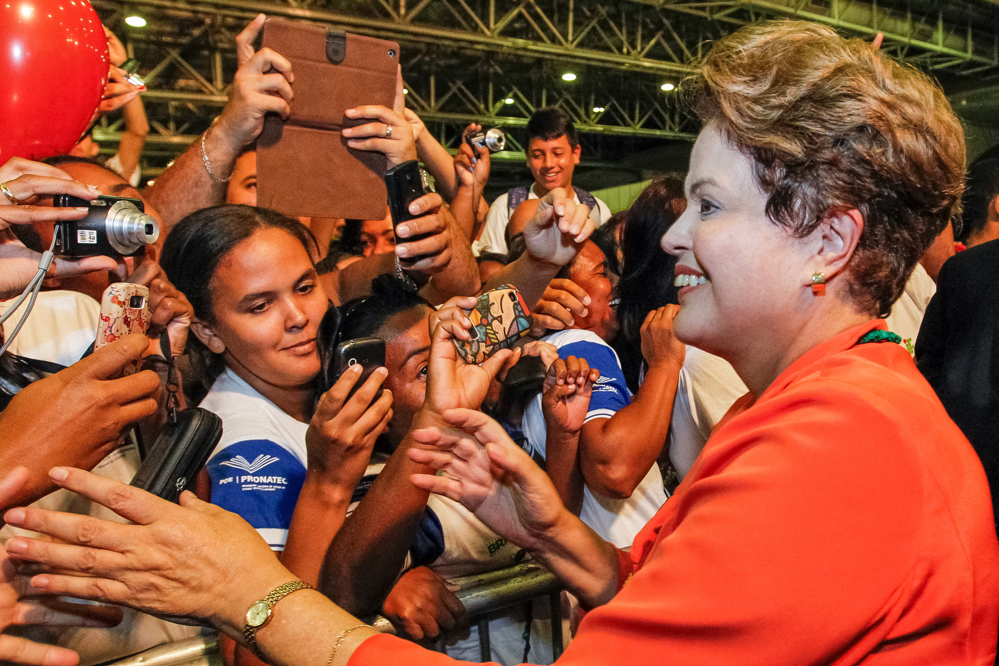  Presidenta Dilma Rousseff cumprimenta e posa para fotos com formandos por ocasião da cerimônia de formatura de alunos do Pronatec. Olinda-PE, 13/06/2014  