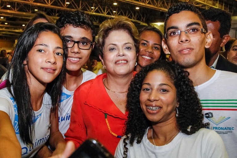  Presidenta Dilma Rousseff cumprimenta e posa para fotos com formandos por ocasião da cerimônia de formatura de alunos do Pronatec. Olinda-PE, 13/06/2014  