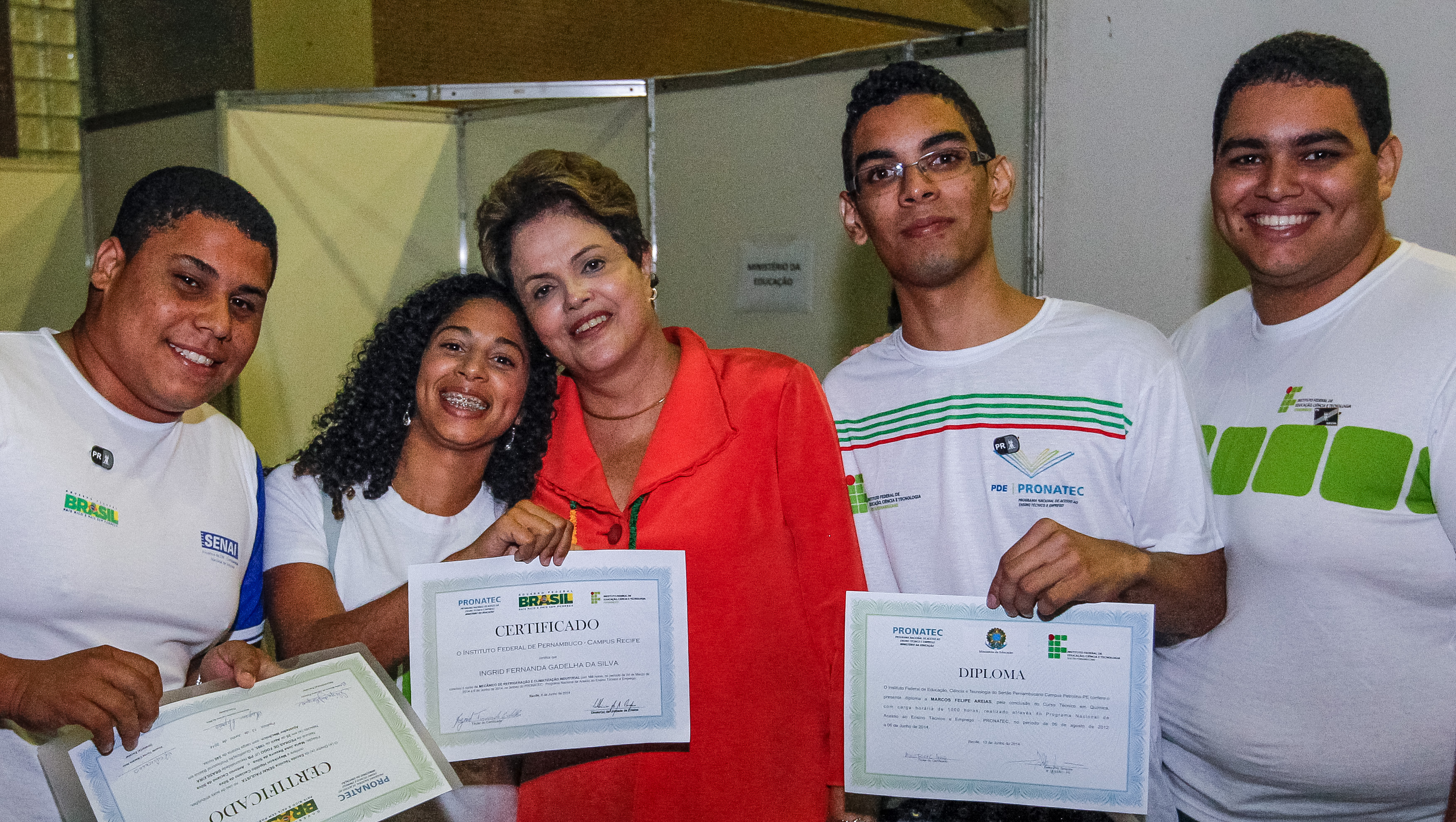  Presidenta Dilma Rousseff cumprimenta e posa para fotos com formandos por ocasião da cerimônia de formatura de alunos do Pronatec. Olinda-PE, 13/06/2014  