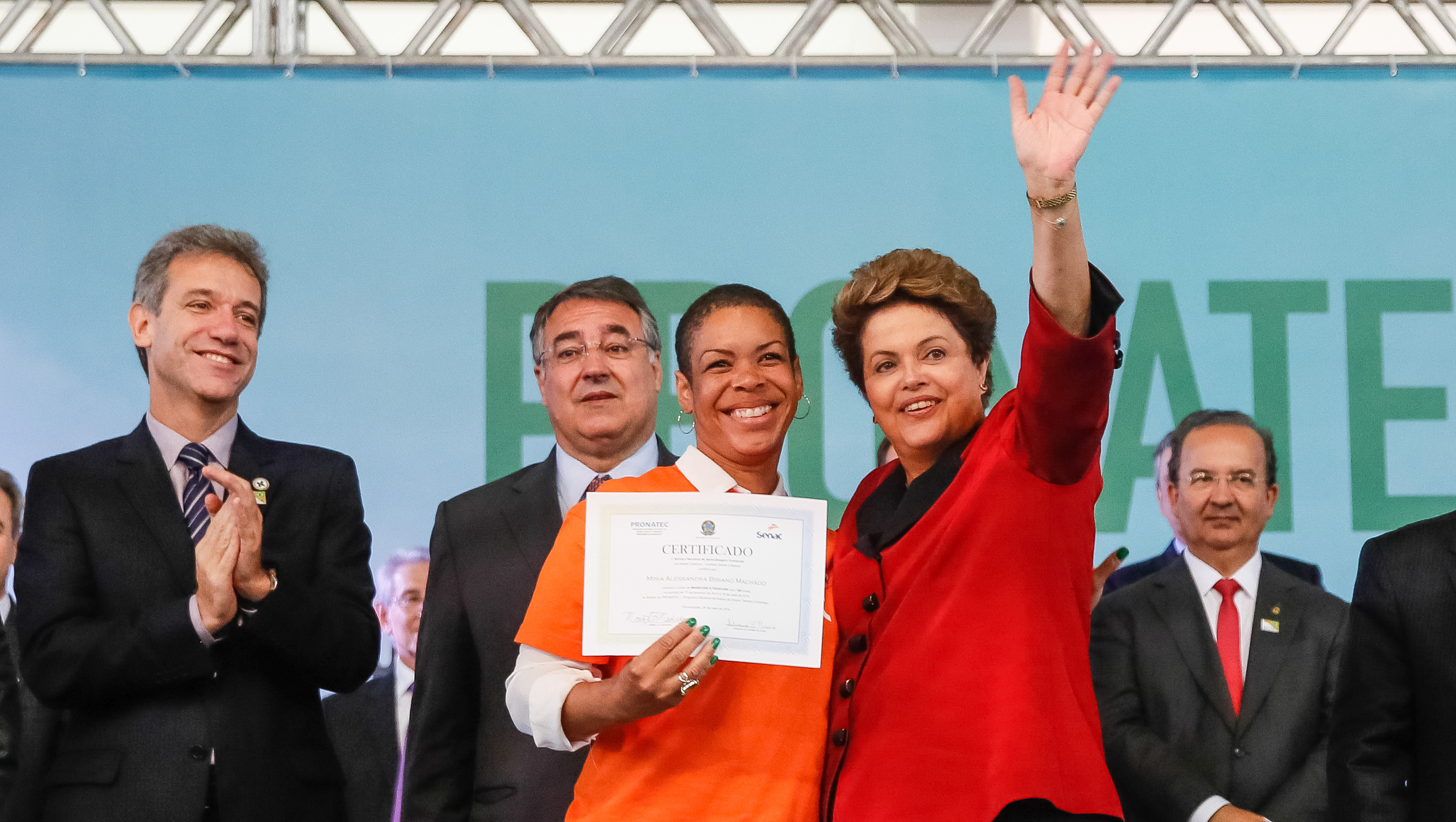 Presidenta Dilma Rousseff posa para fotos com a formanda Miria Alessandra Bibiano Machado, durante cerimônia de formatura de alunos do Pronatec. Florianópolis - SC, 06/06/2014