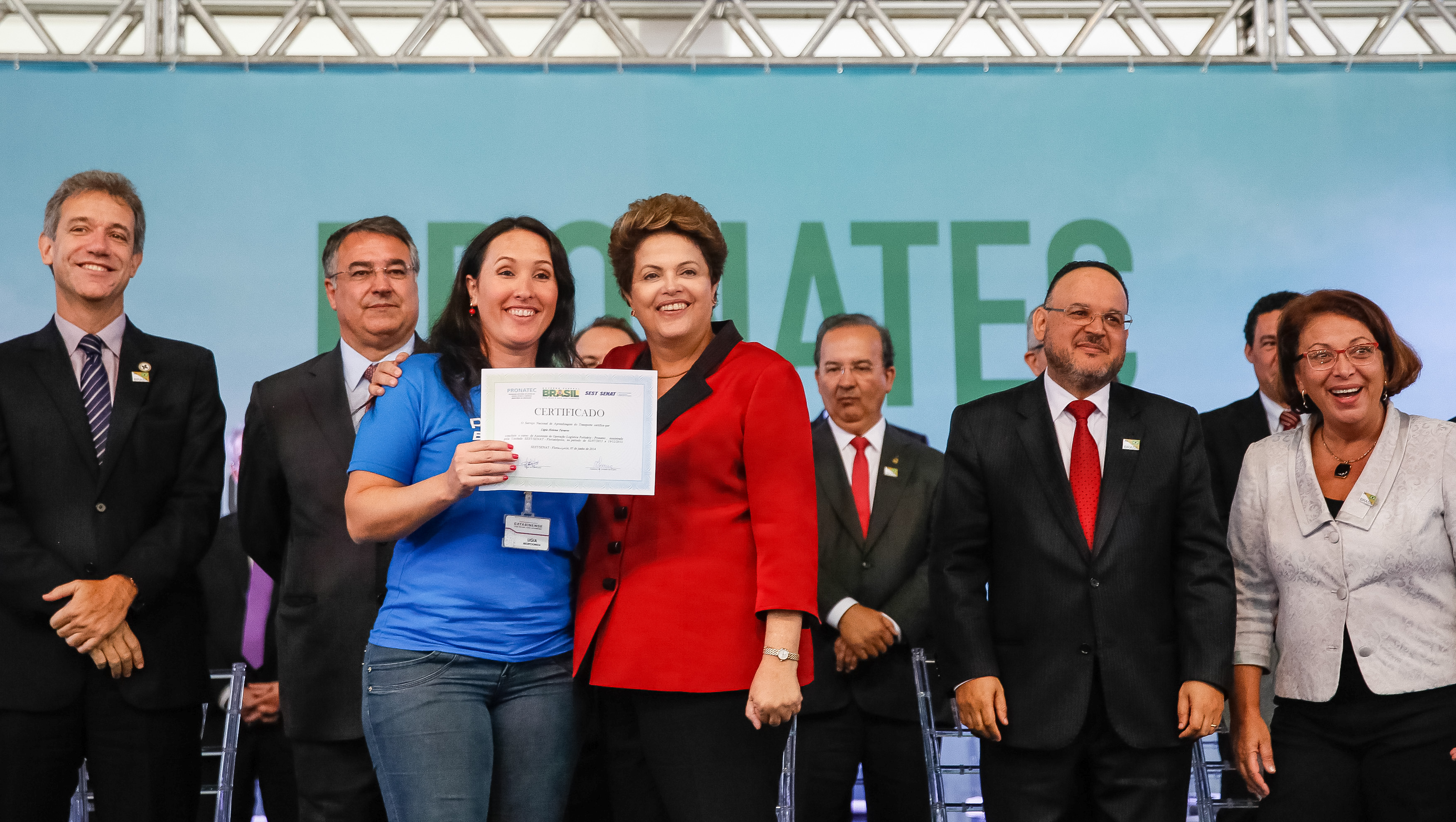 Presidenta Dilma Rousseff posa para fotos com a formanda Ligia Helena Tavares, durante cerimônia de formatura de alunos do Pronatec. Florianópolis - SC, 06/06/2014