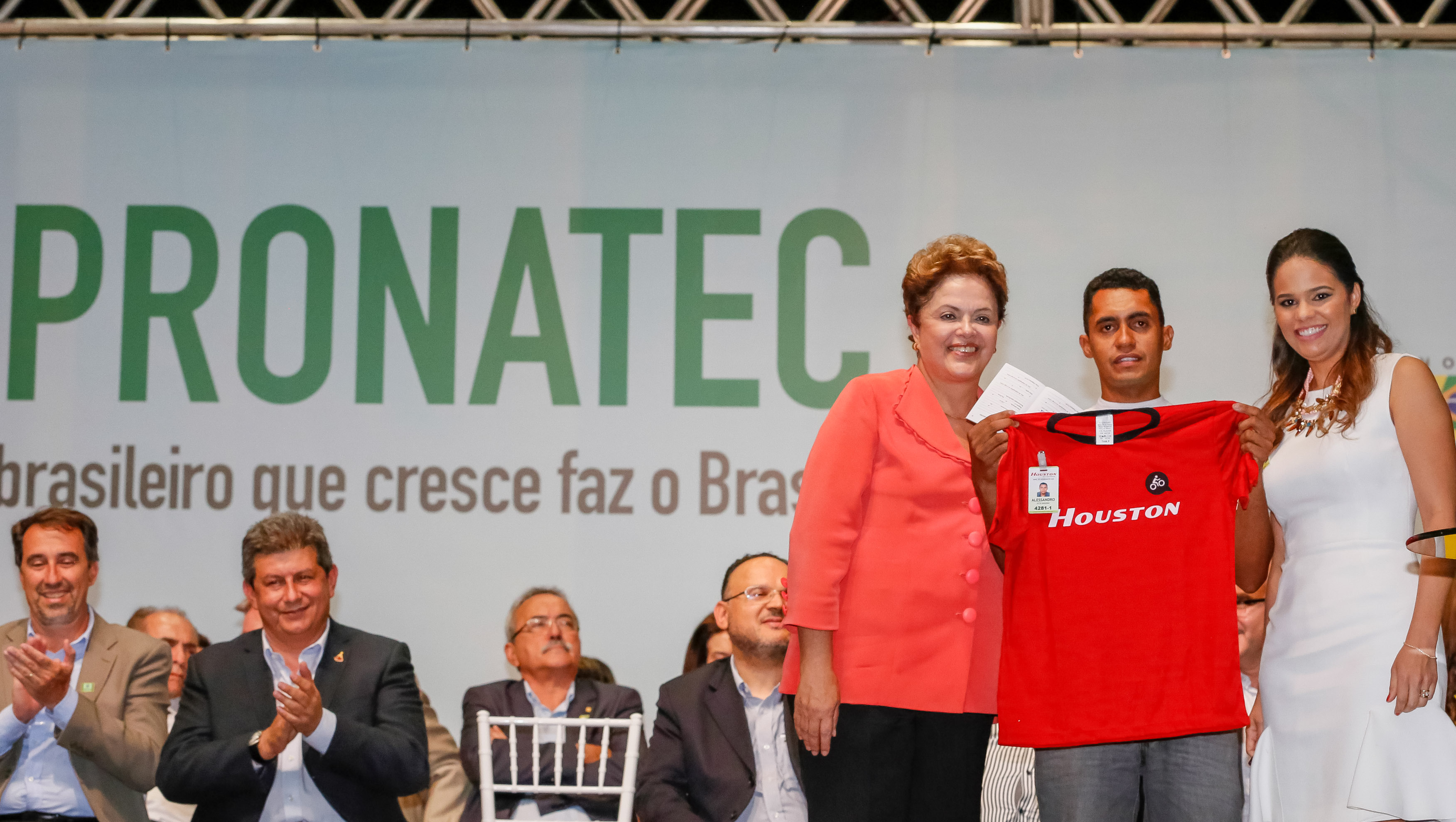 Presidenta Dilma Rousseff durante assinatura de carteira de trabalho do aluno Alessandro da Rocha Alves do curso técnico de soldador oxiacetilênico do Senai.Teresina-PI, 16/05/2014