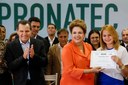 residenta Dilma Rousseff durante entrega de diploma a senhora Erika Ferreira Martins do Curso de Balconista de Farmácia do Senac de Cuiabá. Cuiabá - MT, 24/04/2014