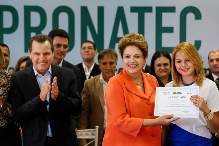 residenta Dilma Rousseff durante entrega de diploma a senhora Erika Ferreira Martins do Curso de Balconista de Farmácia do Senac de Cuiabá. Cuiabá - MT, 24/04/2014