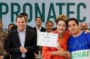Presidenta Dilma Rousseff durante entrega de diploma ao senhor Hoilton Gonçalo Bastos Picolli do Curso Técnico em Edificações do Senai. Cuiabá - MT, 24/04/2014