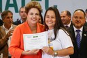 Presidenta Dilma Rousseff durante entrega de diploma a senhora Danielly dos Santos Silva do Curso de Auxiliar de Recursos Humanos do Senat Cuiabá. Cuiabá - MT, 24/04/2014