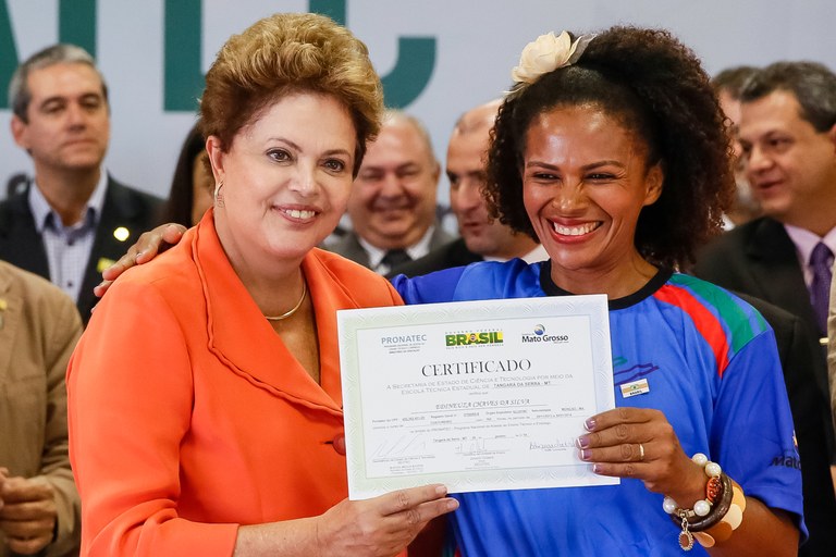 Presidenta Dilma Rousseff durante entrega de diploma a senhora Edineuza Chaves da Silva do Curso de Costureira da Secitec. Cuiabá - MT, 24/04/2014