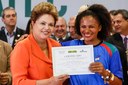 Presidenta Dilma Rousseff durante entrega de diploma a senhora Edineuza Chaves da Silva do Curso de Costureira da Secitec. Cuiabá - MT, 24/04/2014