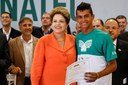 residenta Dilma Rousseff durante entrega de diploma a senhor Antonio Marcos de Arruda Oliveira do Curso de Horticultor Orgânico do Senar de Nossa Senhora do Livramento. Cuiabá - MT, 24/04/2014