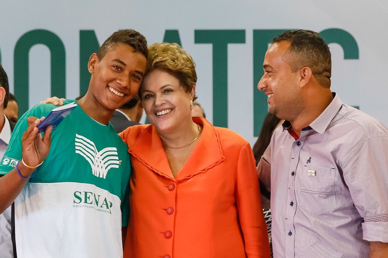 Presidenta Dilma Rousseff durante assinatura da carteira de trabalho do formando Maurício César Santos de Arruda do Curso de Horticultor Orgânico do Senar de Nossa Senhora do Livramento. Cuiabá - MT, 24/04/2014