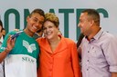 Presidenta Dilma Rousseff durante assinatura da carteira de trabalho do formando Maurício César Santos de Arruda do Curso de Horticultor Orgânico do Senar de Nossa Senhora do Livramento. Cuiabá - MT, 24/04/2014