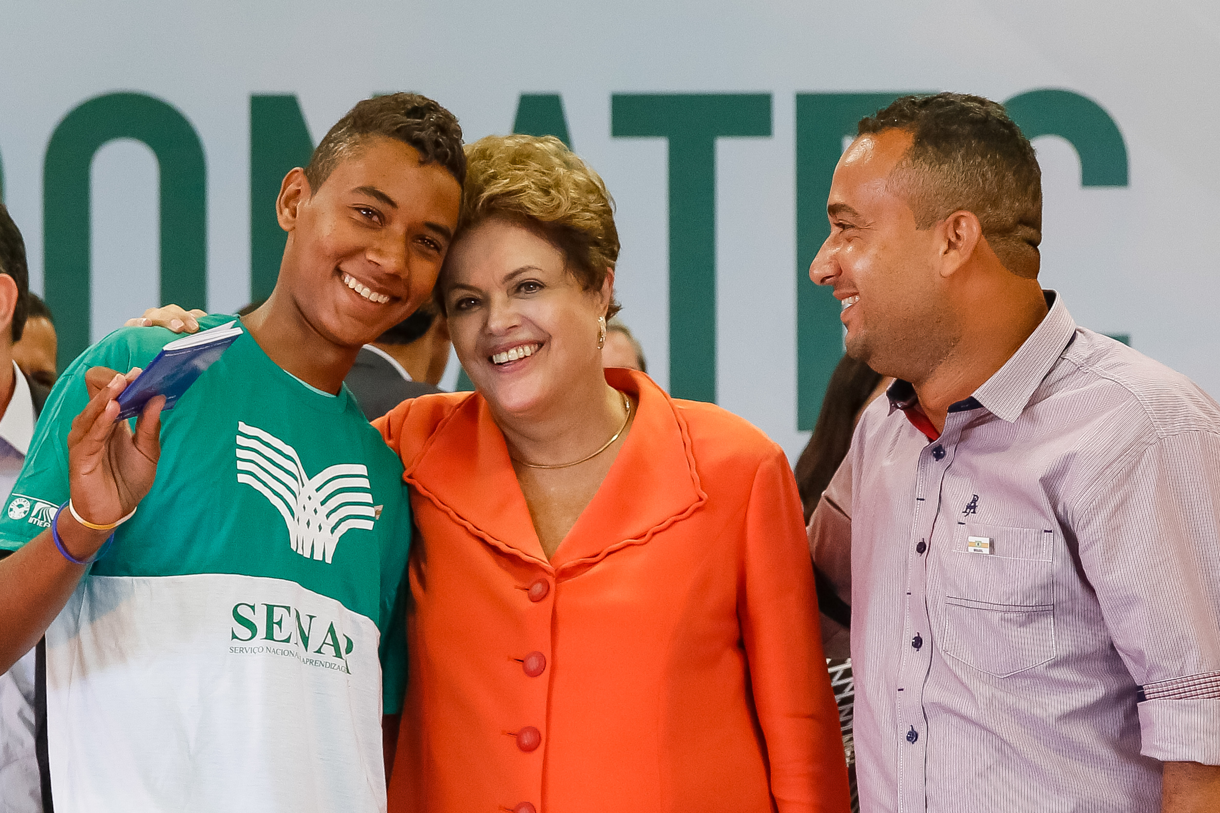 Presidenta Dilma Rousseff durante assinatura da carteira de trabalho do formando Maurício César Santos de Arruda do Curso de Horticultor Orgânico do Senar de Nossa Senhora do Livramento. Cuiabá - MT, 24/04/2014
