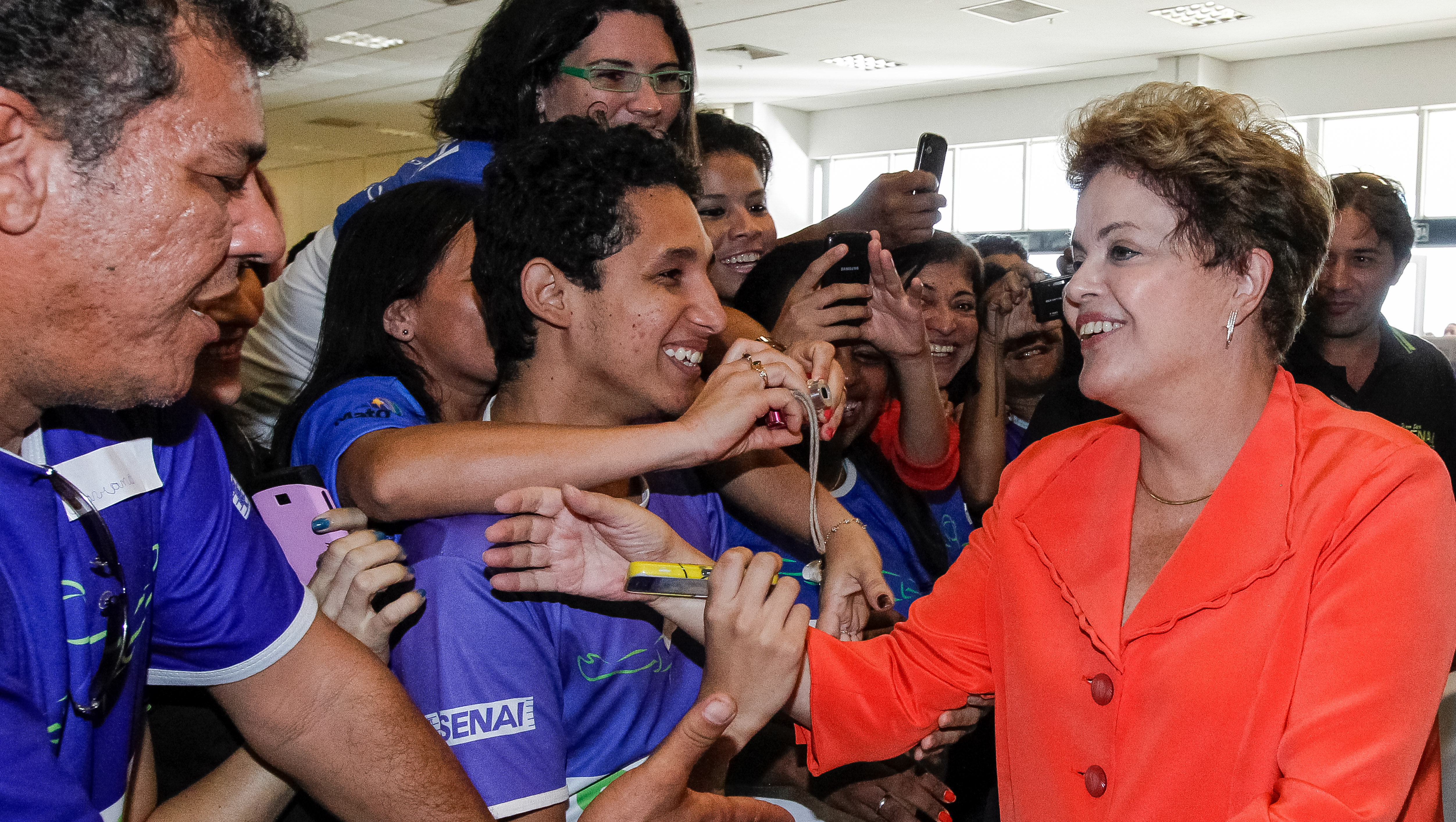 Presidenta Dilma Rousseff cumprimenta formandos Pronatec após cerimônia de formatura do Pronatec. Cuiabá - MT, 24/04/2014