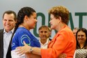 Presidenta Dilma Rousseff cumprimenta a oradora Graziele Jorge de Queiroz do Curso Técnico em Edificações pelo Senai. Cuiabá - MT, 24/04/2014