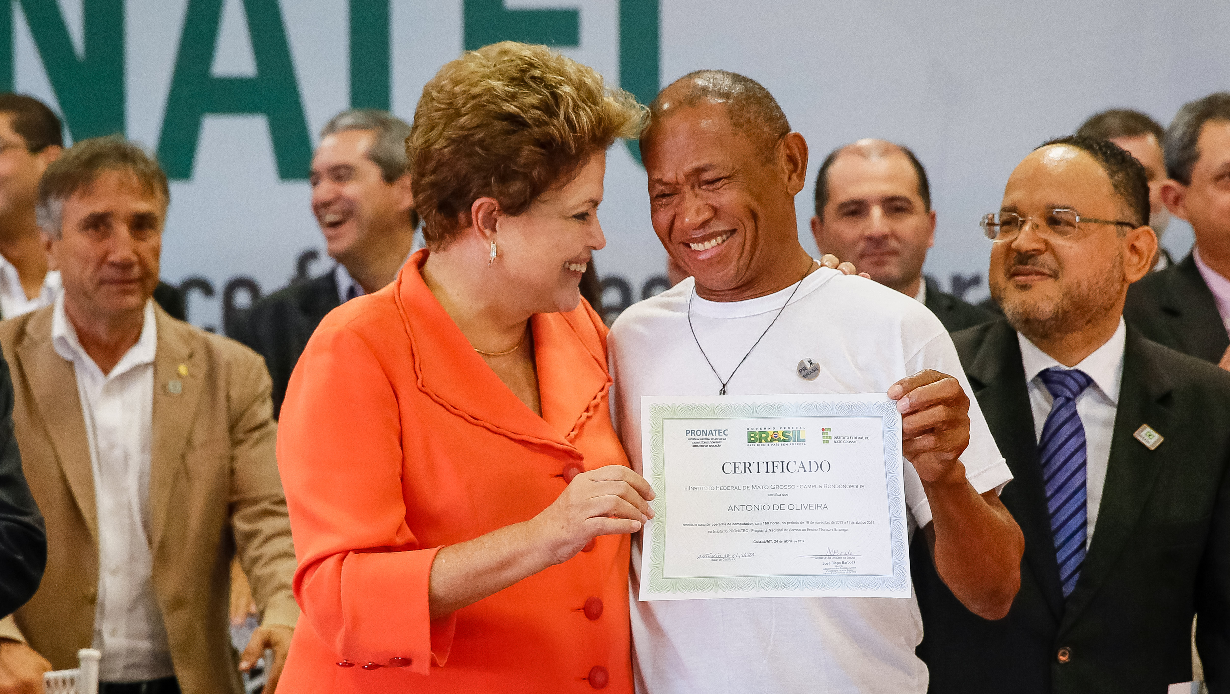 Presidenta Dilma Rousseff durante entrega de diploma ao senhor Antonio de Oliveira do Curso de Operador de Computador do IFMT - Campus Rondonópolis. Cuiabá - MT, 24/04/2014