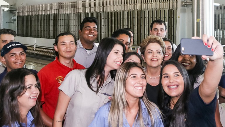  Presidenta Dilma Rousseff durante cerimônia de inauguração da Cervejaria Uberlândia Ambev. Uberlândia-MG, 04/02/2016  
