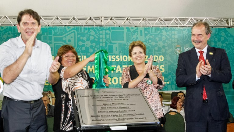Presidenta Dilma Rousseff durante cerimônia de inauguração da Escola Estadual de Educação Profissional Jaime de Oliveira e de entrega de 14 ônibus escolares no âmbito do Programa Caminho da Escola. Fortaleza - CE, 02/04/2013