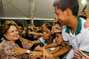 Presidenta Dilma Rousseff cumprimenta populares após a cerimônia de inauguração da Escola Estadual de Educação Profissional Jaime de Oliveira e de entrega de 14 ônibus escolares no âmbito do Programa Caminho da Escola. Fortaleza - CE, 02/04/2013