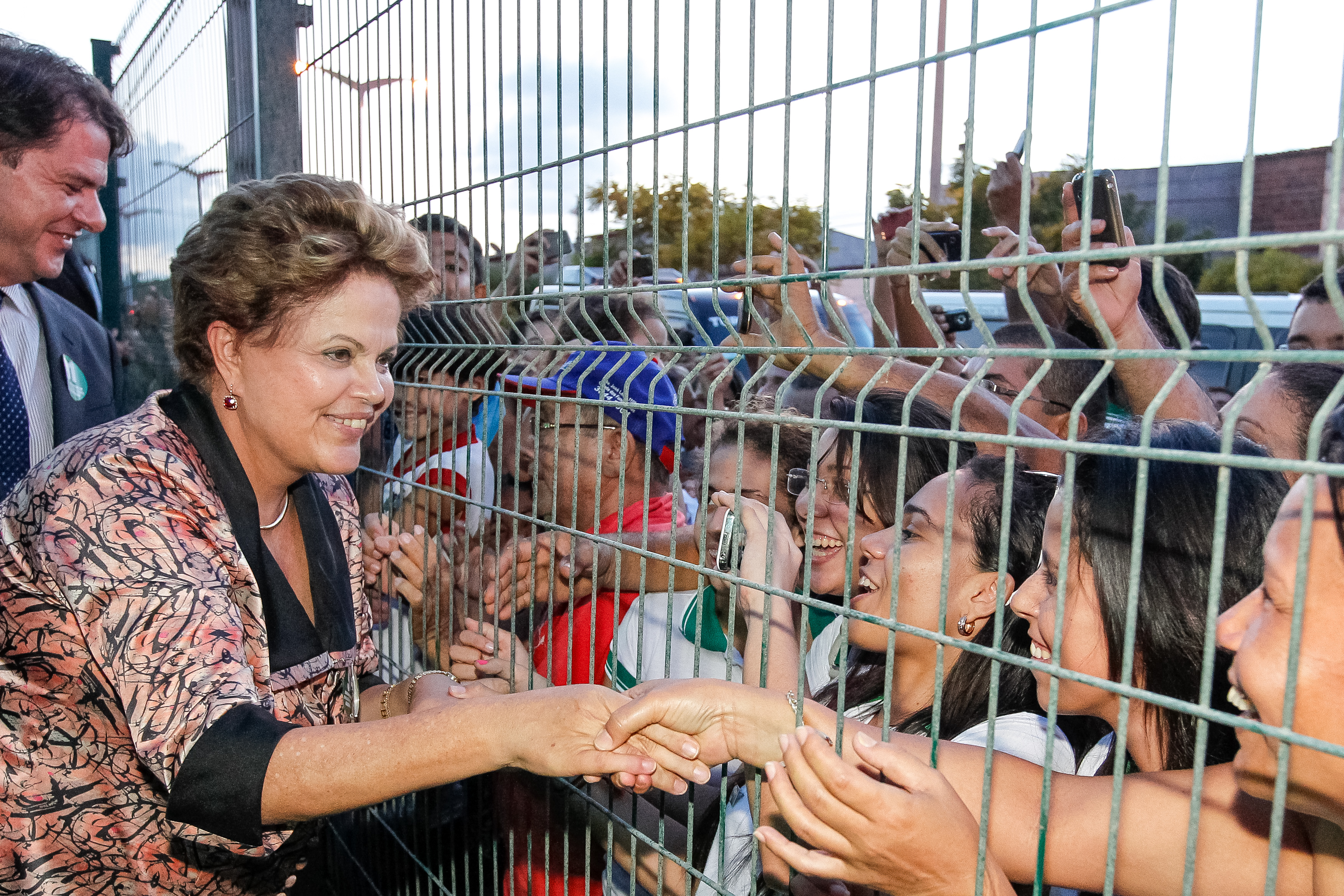 Presidenta Dilma Rousseff cumprimenta populares durante cerimônia de inauguração da Escola Estadual de Educação Profissional Jaime de Oliveira e de entrega de 14 ônibus escolares no âmbito do Programa Caminho da Escola. Fortaleza - CE, 02/04/2013