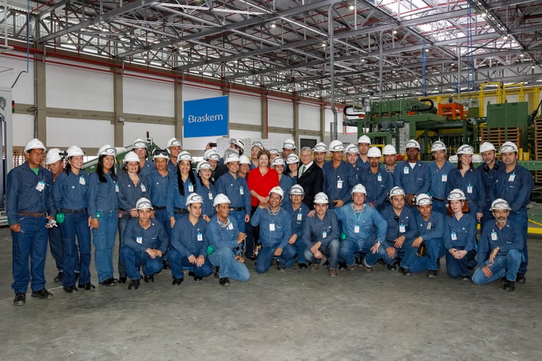 Presidenta Dilma Rousseff posa para foto com funcionários durante visita a nova área de exposição de PVC da Braskem. Marechal Deodoro - AL, 17/08/2012