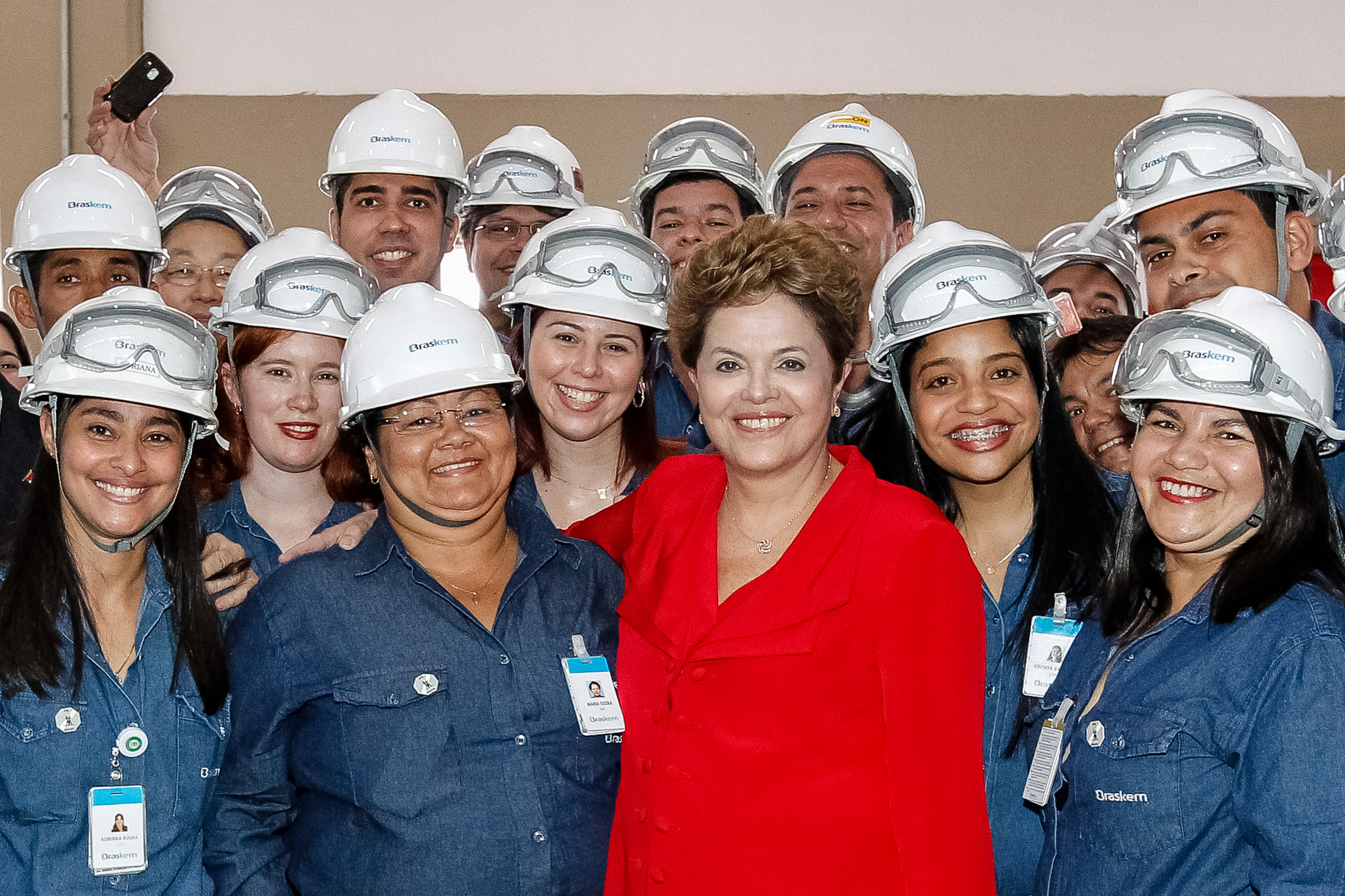  Presidenta Dilma Rousseff posa para foto com funcionários durante visita a nova área de exposição de PVC da Braskem. Marechal Deodoro - AL, 17/08/2012