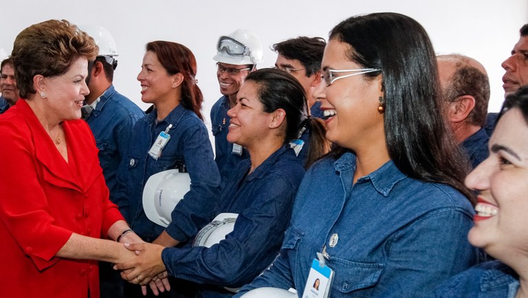 Presidenta Dilma Rousseff cumprimenta os funcionários durante visita a nova área de exposição de PVC da Braskem. Marechal Deodoro - AL, 17/08/2012