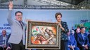  Presidenta Dilma Rousseff recebe quadro das mãos do Prefeito de Laguna durante cerimônia de inauguração da ponte Anita Garibaldi. Laguna - SC, 15/07/2015