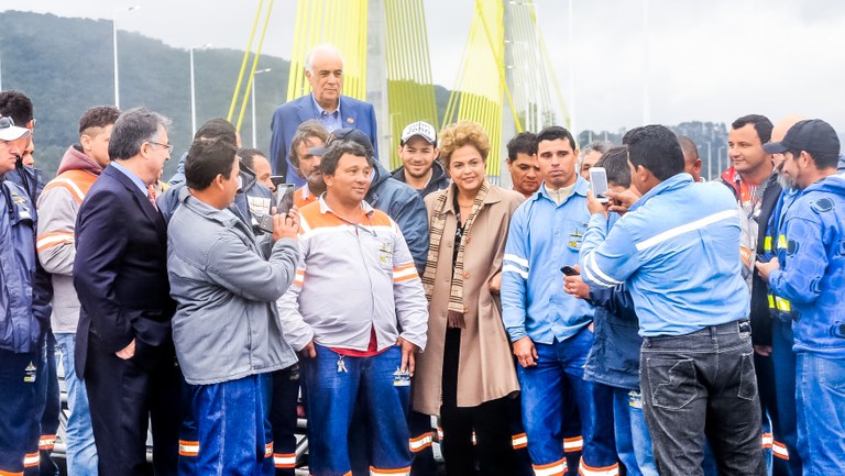 Presidenta Dilma Rousseff durante cerimônia de inauguração da ponte Anita Garibaldi. Laguna-SC, 15/07/2015