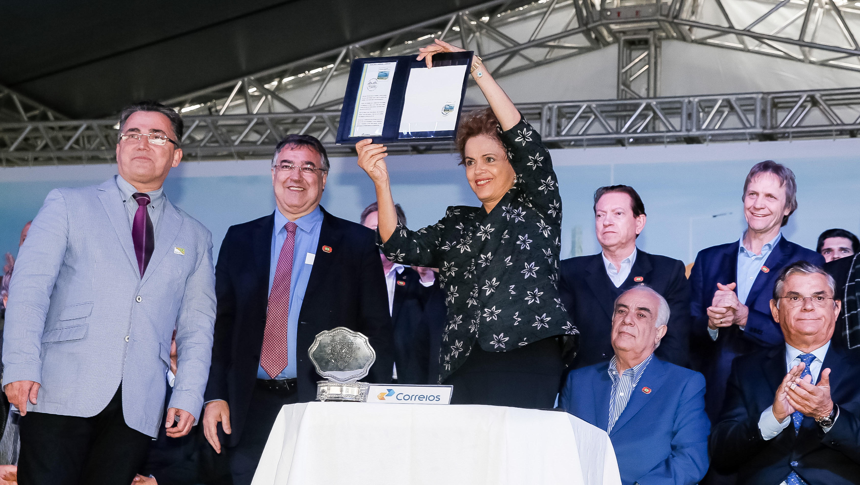 Presidenta Dilma Rousseff durante obliteração do selo comemorativo da ponte Anita Garibaldi. Laguna - SC, 15/07/2015