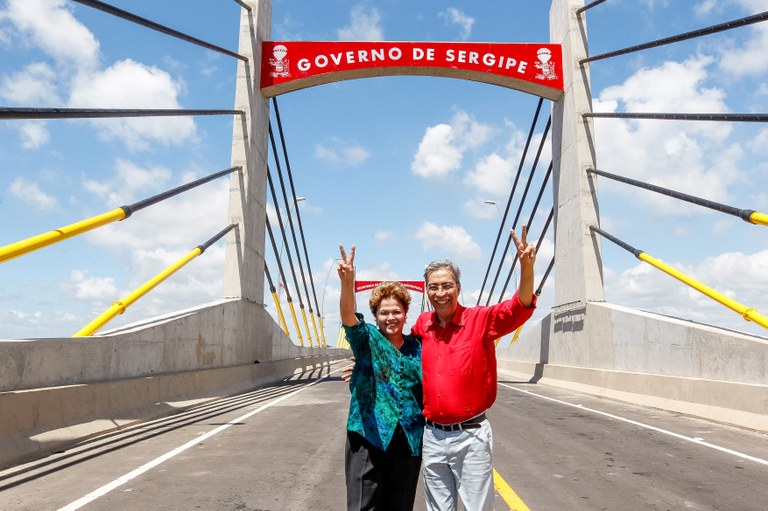 Presidenta Dilma Rousseff e o Governador Marcelo Déda posam para foto durante cerimônia de inauguração da Ponte Gilberto Amado, rodovia SE-100 Estância / Indiaroba. Rodovia SE-100 - Estância / Indiaroba - SE, 29/01/2013 