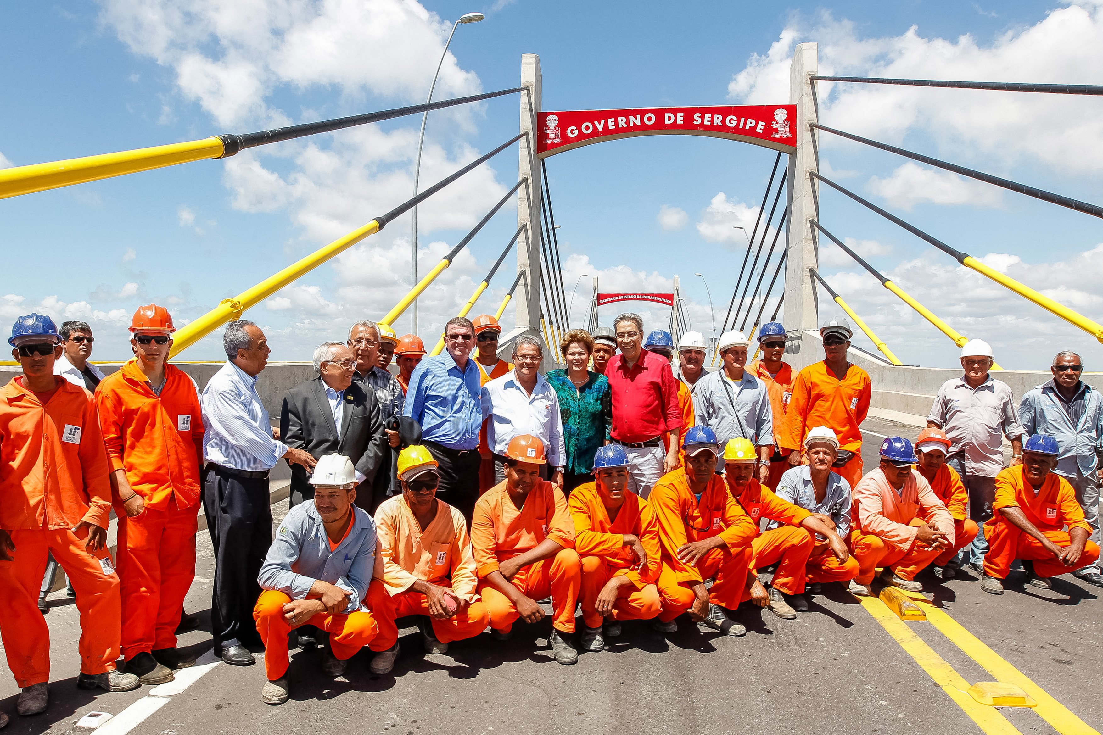 Presidenta Dilma Rousseff posa para foto com trabalhadores sobre a Ponte Gilberto Amado. Rodovia SE-100 - Estância / Indiaroba - SE, 29/01/2013