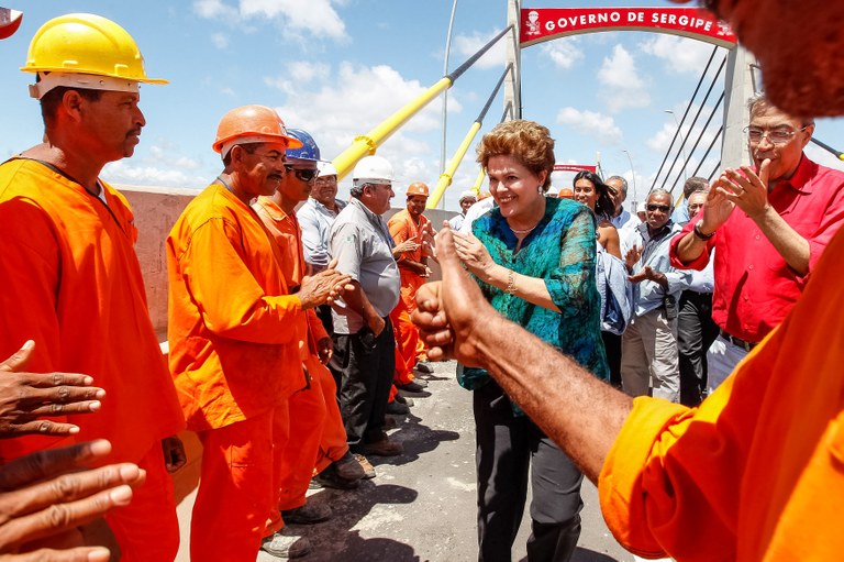  Presidenta Dilma Rousseff cumprimenta os trabalhadores sobre a Ponte Gilberto Amado. Rodovia SE-100 - Estância / Indiaroba - SE, 29/01/2013