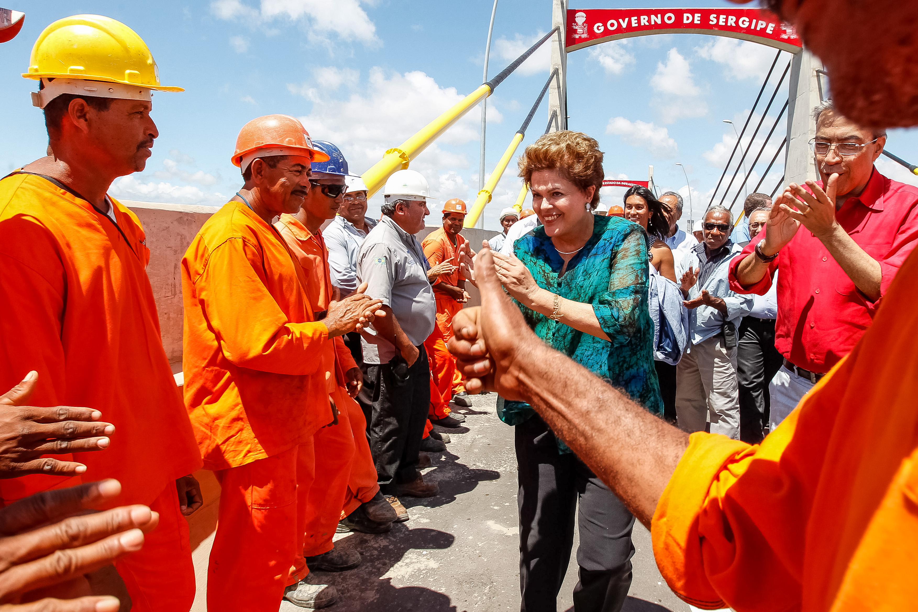  Presidenta Dilma Rousseff cumprimenta os trabalhadores sobre a Ponte Gilberto Amado. Rodovia SE-100 - Estância / Indiaroba - SE, 29/01/2013
