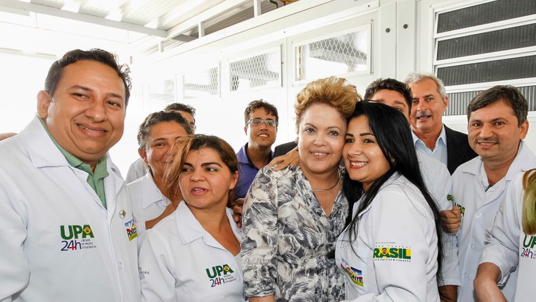  Presidenta Dilma Rousseff posa para foto durante a cerimônia de inauguração da Unidade de Pronto Atendimento - UPA 24h de Horizonte/Pacajus. Horizonte-CE, 22/11/2013
