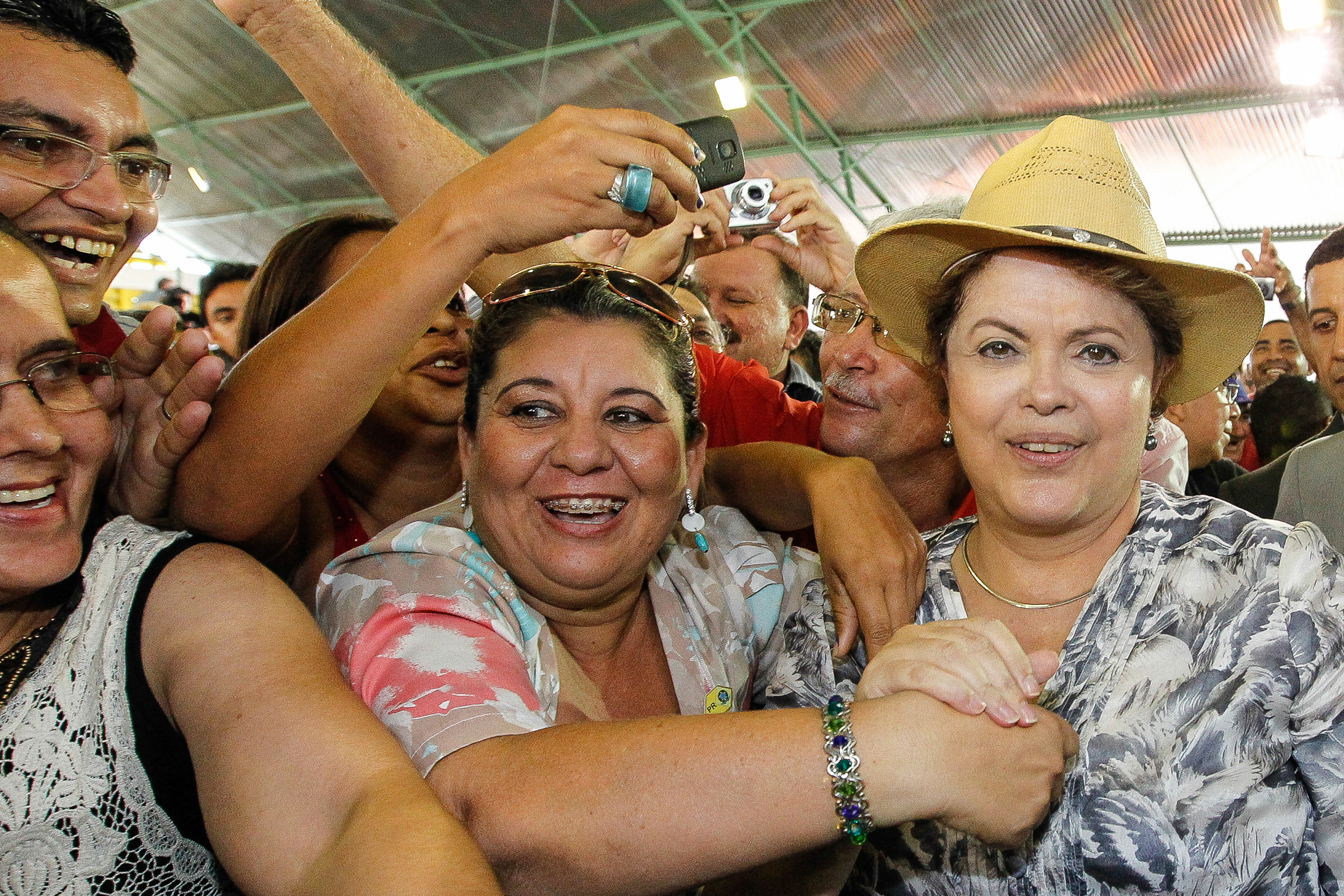  Presidenta Dilma Rousseff posa para foto durante a cerimônia de inauguração da Unidade de Pronto Atendimento - UPA 24h de Horizonte/Pacajus. Horizonte-CE, 22/11/2013