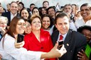 Presidenta Dilma Rousseff posa para foto com populares durante cerimônia de inauguração da UPA 24h - Unidade de Pronto Atendimento Alves Dias em  São Bernardo do Campo-SP e inaugurações simultâneas da UPA 24 em Porto seguro - BA e no Recanto das Emas - DF. São Bernardo do Campo - SP, 05/07/2012