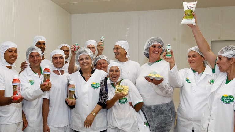 Presidenta Dilma Rousseff posa para foto com trabalhadores durante a visita inaugural à Unidade Industrial de Beneficiamento de Leite e Derivados. Arapongas - PR, 04/02/2013