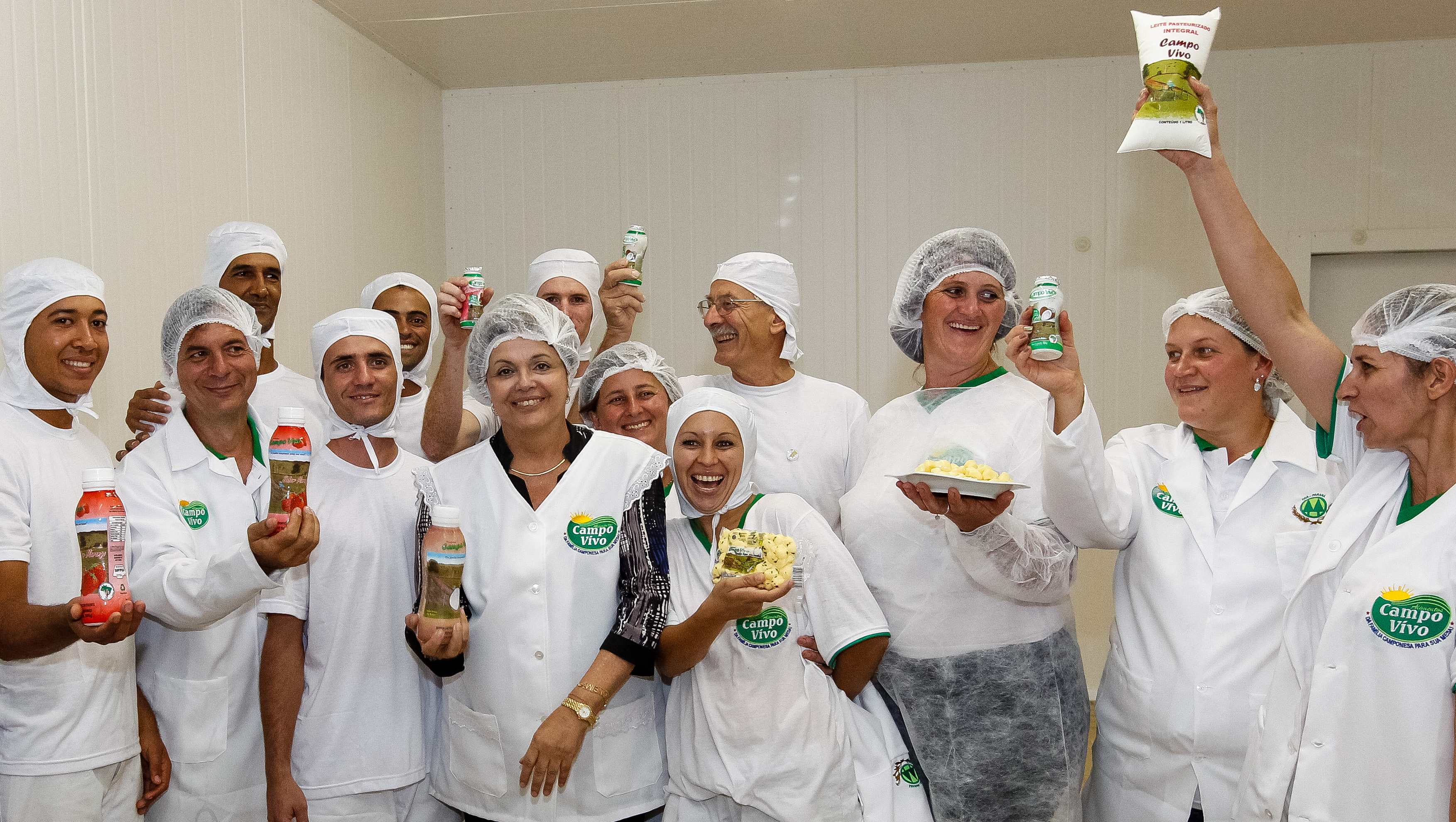 Presidenta Dilma Rousseff posa para foto com trabalhadores durante a visita inaugural à Unidade Industrial de Beneficiamento de Leite e Derivados. Arapongas - PR, 04/02/2013