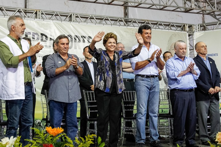 Presidenta Dilma Rousseff durante a cerimônia de inauguração de Unidade Industrial de Beneficiamento de Leite e Derivados e de lançamento de investimentos em assentamentos. Arapongas - PR, 04/02/2013 