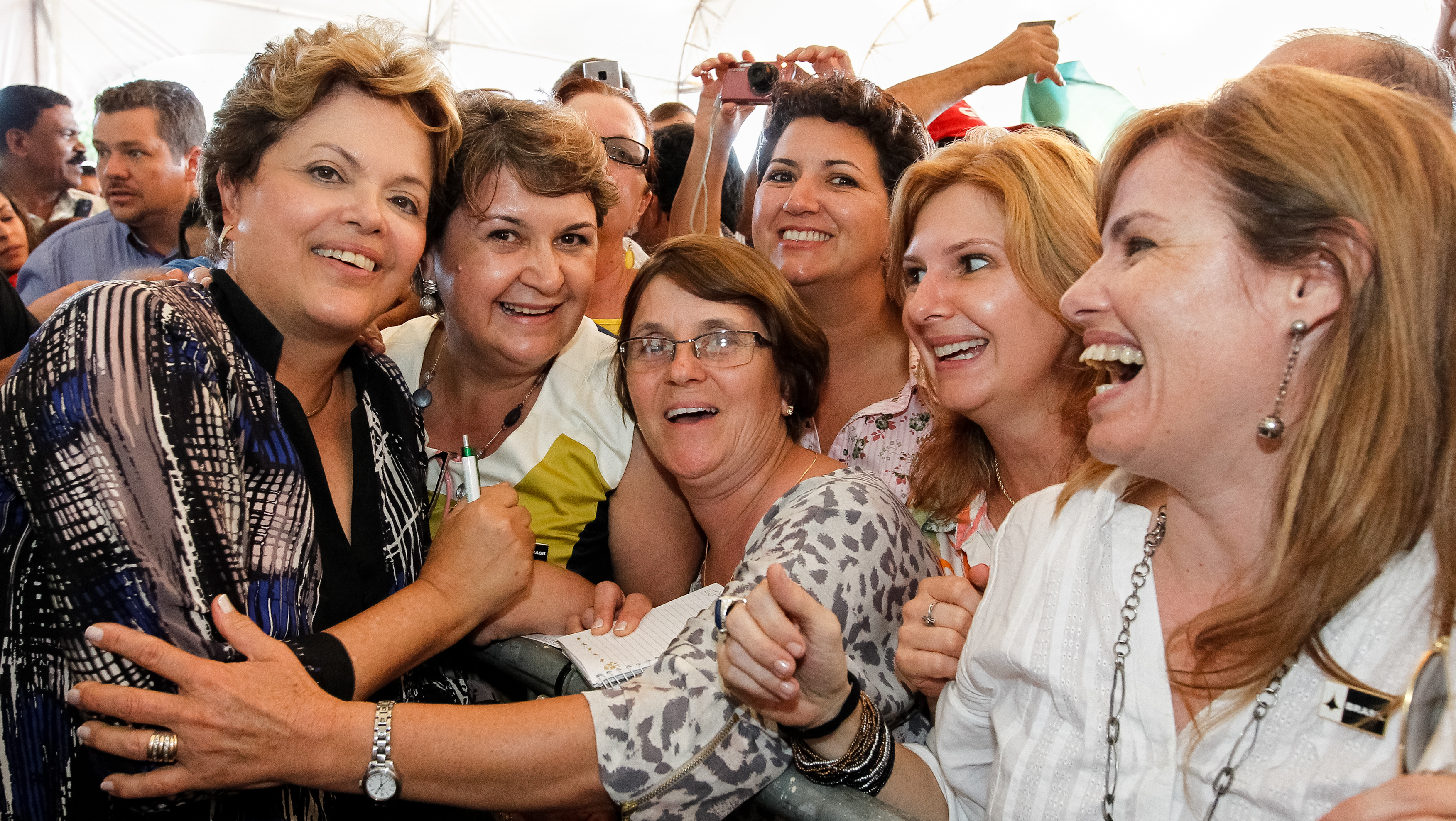 Presidenta Dilma Rousseff posa para foto com populares após a cerimônia de inauguração de Unidade Industrial de Beneficiamento de Leite e Derivados e de lançamento de investimentos em assentamentos. Arapongas - PR, 04/02/2013