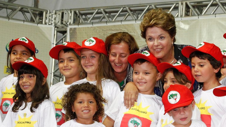 Presidenta Dilma Rousseff durante a cerimônia de inauguração de Unidade Industrial de Beneficiamento de Leite e Derivados e de lançamento de investimentos em assentamentos. Arapongas/PR, 04/02/2013
