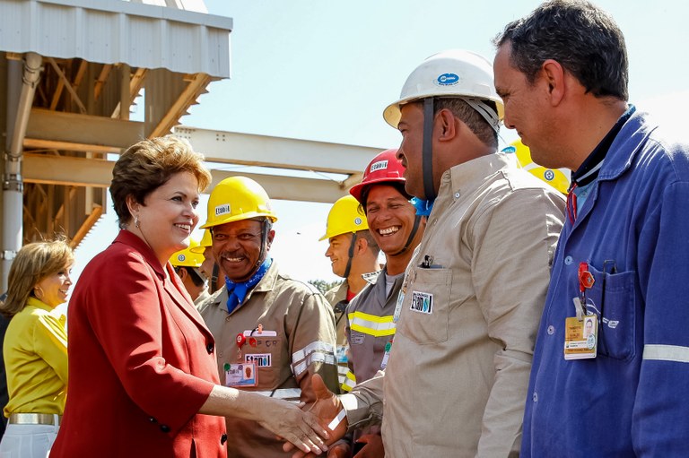 Presidenta Dilma Rousseff cumprimenta trabalhadores durante cerimônia de inauguração do primeiro trecho do Sistema Logístico de Etanol Ribeirão Preto - Paulínia. Ribeirão Preto - SP, 12/08/2013